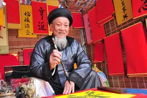 'Năm nay đào lại nở, lại quy hoạch ông đồ'