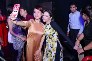 Ca sĩ Như Quỳnh trong vòng tay khán giả TP.HCM