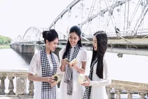  Ngẩn ngơ ngắm 'nàng thơ xứ Huế' trên siêu xe mui trần 