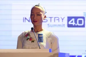 Robot có quyền công dân mặc áo dài, chia sẻ về 4.0