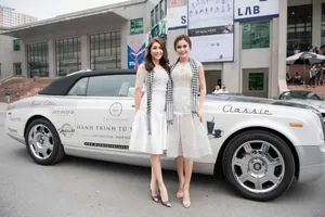 Dàn người đẹp và siêu xe tặng sách đã đến Hà Nội