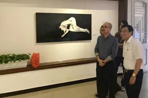 Bộ trưởng Văn hóa bất ngờ đến xem triển lãm ảnh nude