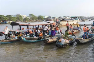 Bốn người đẹp 'khuấy đảo' chợ nổi Cái Răng