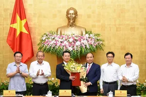Thủ tướng trao quyết định giao quyền bộ trưởng Bộ TT&TT