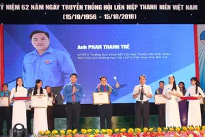 Nam sinh chạy xe ôm trả lại 320 triệu đồng được tuyên dương