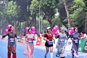Hơn 2.600 VĐV hoàn thành giải marathon quốc tế Di sản Hà Nội