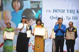 Cô giáo về hưu dạy trẻ ung bướu nhận giải tình nguyện quốc gia