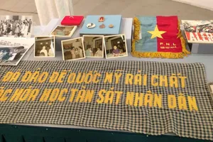 Luật sư người Mỹ trao tặng 450 tài liệu, hiện vật năm 1965