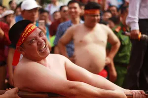 Độc đáo Lễ hội trai tráng kéo co ngồi