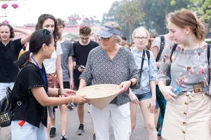 Tặng nón lá cho du khách ở Hoàng Thành Thăng Long 