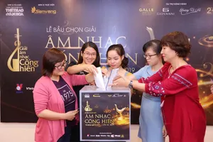 Gần 100 nhà báo hai miền Nam, Bắc bầu chọn giải Cống hiến