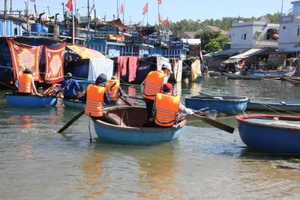 Chủ tàu khách và tàu cá cam kết không xả rác xuống biển