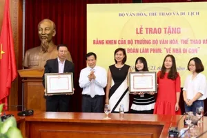 'Về nhà đi con' nhận bằng khen của bộ trưởng Bộ VH-TT&DL