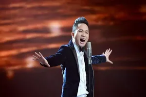 Ca sĩ Tùng Dương hát rock với dàn nhạc giao hưởng 