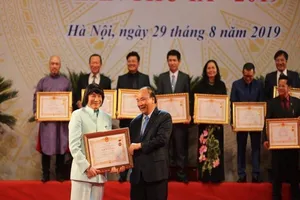 Thủ tướng: Có một số biểu hiện bóp méo lịch sử trong sáng tác