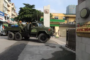 Binh chủng Hóa học bắt đầu tẩy độc ở kho Rạng Đông