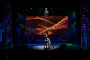 Duy Cường quỳ gối tạ ơn ba nuôi Ngọc Sơn trên sân khấu