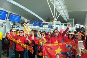 Hàng trăm CĐV Việt Nam sang Philippines 'tiếp lửa' cho đội nhà