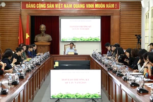 Phim Ròm và cổ phần hóa hãng phim nóng buổi họp báo quý IV