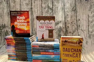 Tặng hàng ngàn sách cho bác sĩ tuyến đầu chống dịch COVID-19