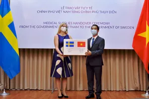 Việt Nam tặng Thụy Điển 100.000 khẩu trang y tế