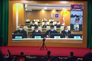 Các chuyên gia Quân y Việt Nam và Nga trao đổi, chia sẻ kinh nghiệm trong phòng, chống dịch COVID-19. Ảnh Mod