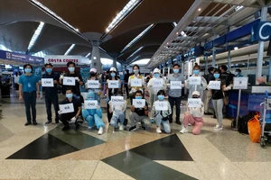 Việt Nam đưa 270 công dân ở Malaysia về nước an toàn