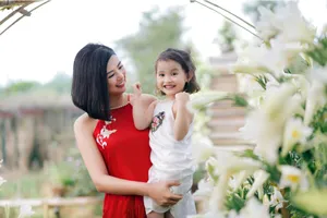 Hoa hậu Ngọc Hân chào đón mùa hè cùng con gái Hồng Quế