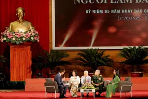 Các nhà báo chia sẻ kinh nghiệm tại hội nghị. Ảnh VT