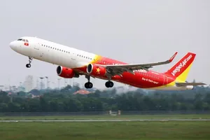 Hơn 240 công dân Việt Nam từ Singapore về nước