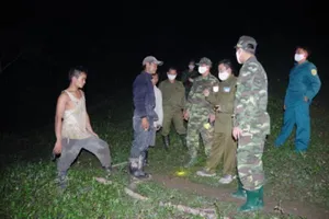 Lực lượng biên phòng kiểm tra trên các đường mòn lối mở. Ảnh VT
