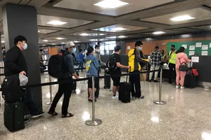 Hơn 340 công dân từ Mỹ về nước ở sân bay Vân Đồn