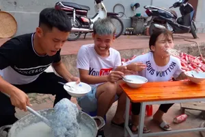 Con trai bà Tân Vlog bị xử phạt vì video nấu gà nguyên lông