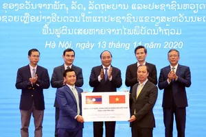 Việt Nam tặng Lào 1.000 tấn gạo khắc phục hậu quả thiên tai 