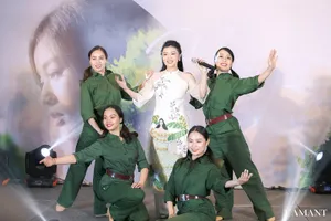 Quán quân Sao Mai 2015 Thu Hằng bất ngờ hát nhạc cách mạng 