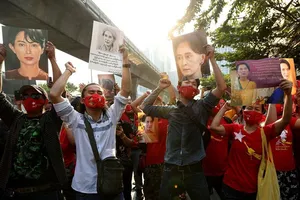 Người lao động Myanmar ở Thái Lan biểu tình trước Đại sứ quán Myanmar tại Bangkok để phản đối chính biến tại quê nhà. Ảnh: BANGKOK POST