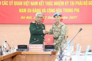 Thượng tướng Nguyễn Chí Vịnh trao quyết định cho Trung tá Trần Đức Hưởng. Ảnh: MOD