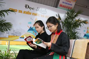 Các bạn trẻ đọc sách trong khuôn khổ sự kiện. Ảnh: VT