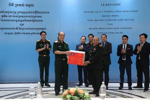 Thiếu tướng Nguyễn Hùng Thắng trao tượng trưng số trang thiết bị, vật tư y tế phòng, chống dịch COVID-19 cho Đại tá Rem Kann. Ảnh: MOD