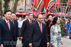 Chủ tịnh nước và các lãnh đạo Đảng, Nhà nước đến dâng hương tại điện Kính Thiên sáng 21-4 nhân ngày Giỗ Tổ Hùng Vương. Ảnh: TTXVN