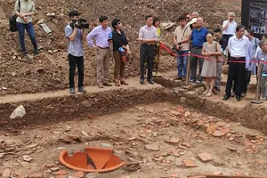 Phát hiện 2 mộ táng gạch thời kỳ tiền Thăng Long