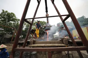 Đúc Trống đồng đường kính 100 cm 'Hào khí non sông'