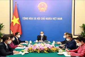 Chủ tịch nước Nguyễn Xuân Phúc điện đàm với Tổng thống Pháp