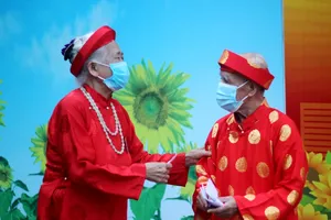 Cử tri cao niên vận khăn đóng, áo dài đi bầu cử