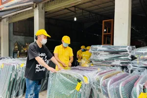 Ca sĩ Tùng Dương mua vật liệu thiết yếu gửi TP.HCM chống dịch