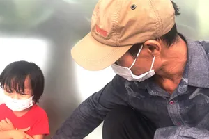 Người lao động ở Hà Nội giúp nhau vượt khó 