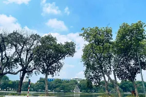 Chùm ảnh: Đường Hà Nội vắng người trong cao điểm giãn cách