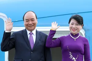 Chủ tịch nước Nguyễn Xuân Phúc và Phu nhân trong chuyến thăm CHDCND Lào. Ảnh: TTXVN