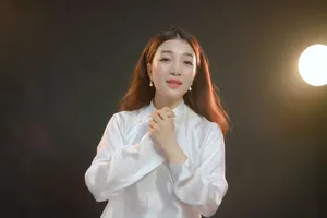 Ca sĩ Phạm Thu Hà hát 'Đôi bờ' gửi mong nhớ hướng về phương Nam