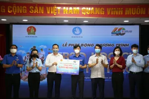 'Trao học cụ - Tiếp tri thức' cho học sinh, sinh viên bị ảnh hưởng bởi dịch 